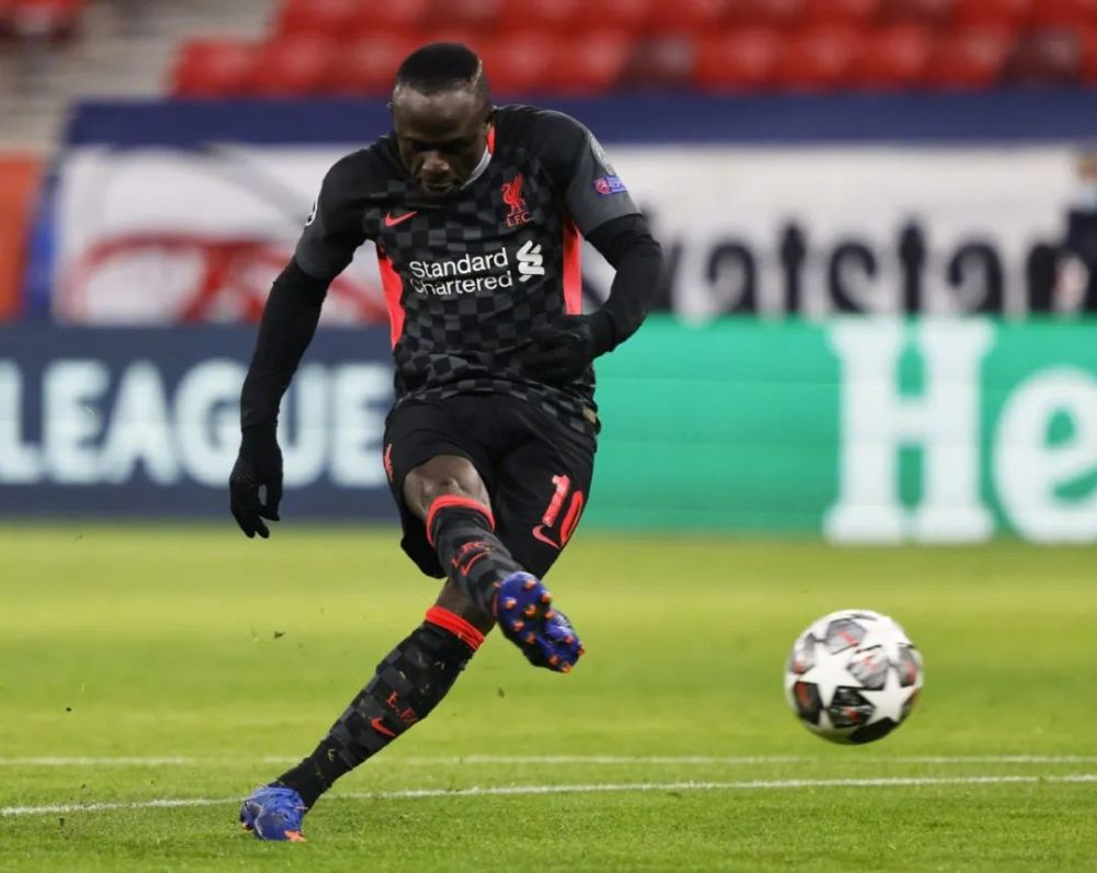 开云中国-里瑟的重炮踢到阿兰史密斯腿上